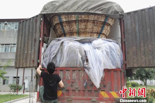 图为民警对非法走私车辆进行检查。 方正强 摄