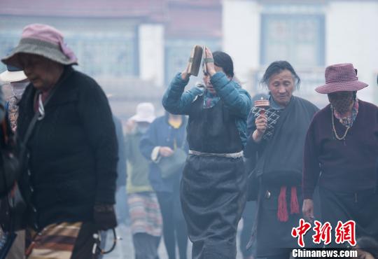 图为5月26日,信众在大昭寺前朝佛。 何蓬磊 摄