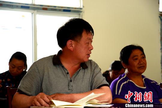 村支书蒋赤忠在会上发言。 邢翀 摄