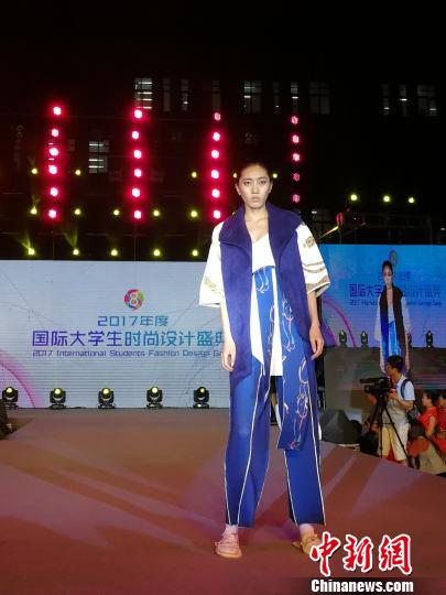 图为第八届大学生艺术节暨2017年度国际大学生时尚设计盛典现场。 宋敏涛 摄