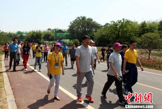 与会嘉宾行走池州。 华奥 摄
