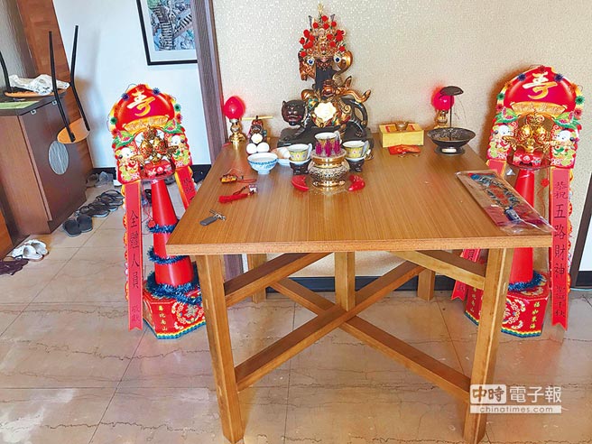  为了祈求财源滚滚，13名涉案男女在屋内供奉神明。（图片来源：台湾“中时电子报”）