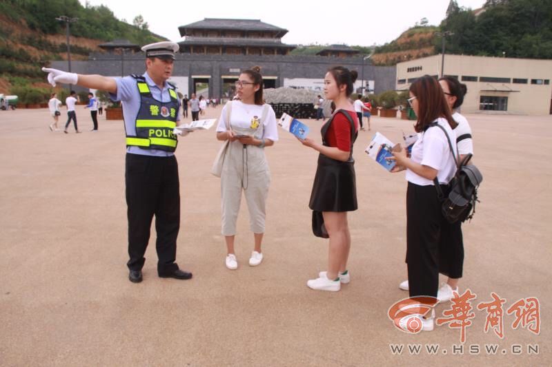 蓝田交警查车时发现号牌不符 司机弃车逃跑被