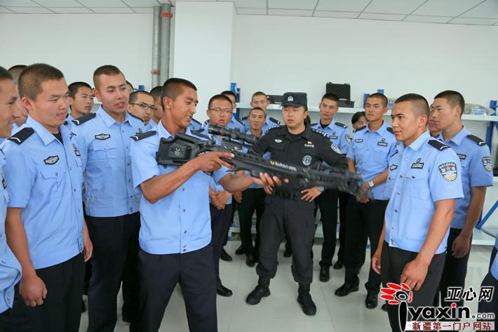 新疆准警察进警营 感受科技强警独特魅力|特