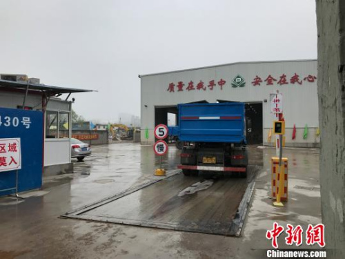 不时有卡车进出位于祁连山路430号的装修垃圾分拣处置中心。 王子涛 摄