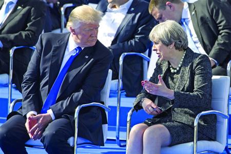 5月25日，比利时布鲁塞尔，北约峰会上美国总统特朗普与英国首相特蕾莎·梅交谈。　/CFP

    郭倩（新华社专特稿）
