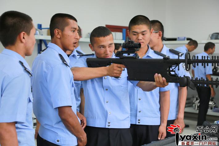 新疆准警察进警营 感受科技强警独特魅力|特