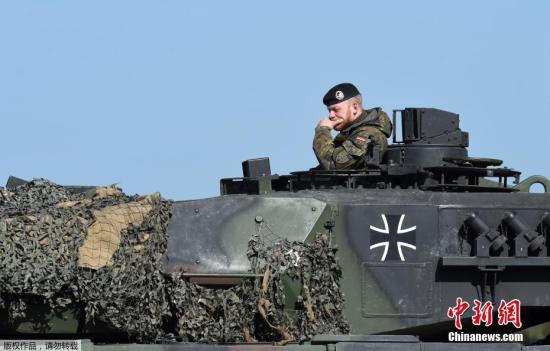 资料图：当地时间5月11日，德国格拉芬沃尔，2017“强大欧洲坦克挑战赛”举行，北约成员国美国、乌克兰、德国、法国、奥地利军队参加此次挑战赛。