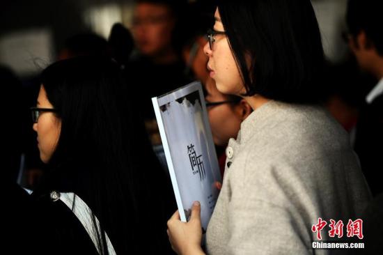 資料圖:應(yīng)聘者排隊等待。中新社記者 李進(jìn)紅 攝