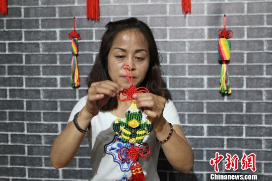 图为陇原巧手王慧展示编织绝技。 徐雪 摄