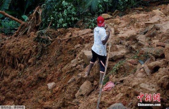 斯里兰卡灾难管理中心5月26日发布声明说,斯中部及南部地区暴雨引发的洪水和山体滑坡已造成91人死亡,另有100人失踪,约52万人受灾。