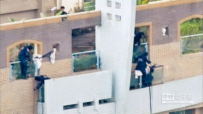 24日，台湾警方荷枪实弹，从10楼顶楼垂降到4楼，破门而入，潘男等10男3女当场被逮，现场扣获各式作案工具。（图片来源：台湾“中时电子报”）