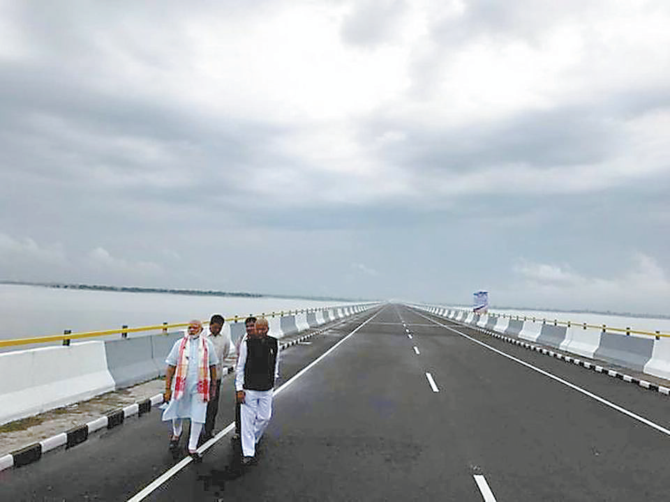  26日，印度总理莫迪（左一）在新大桥上散步。
