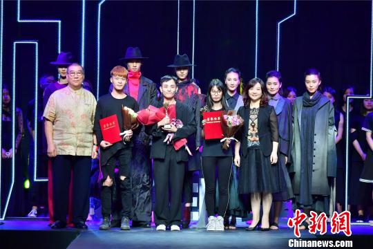 2017广东大学生优秀服装设计大赛总决赛27日晚在广州国际轻纺城成功举办,历时14天的2017中国(广东)大学生时装周也随之圆满闭幕。 韶通 摄
