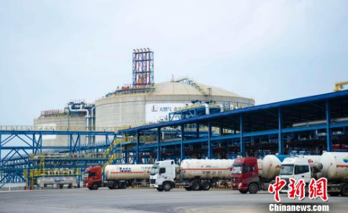 资料图:图为满载液化天然气(LNG)的槽罐车从工厂驶出。 翟李强 摄