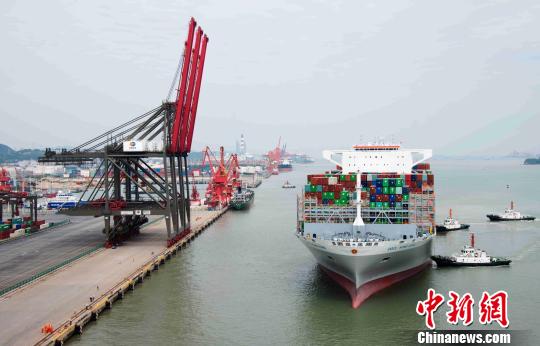 中国首个全自动化码头首迎世界最大集装箱船|