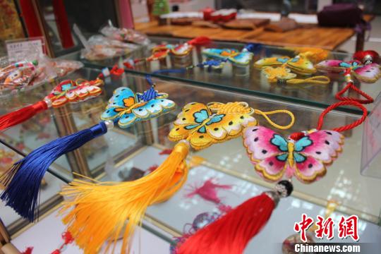 图为香包工艺品。 徐雪 摄