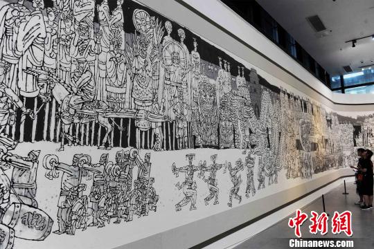 图为展厅现场,一幅名为《苦水社火》的国画长达28.35米,占据了展厅整整一侧的墙壁,令人震撼不已。 周毅 摄
