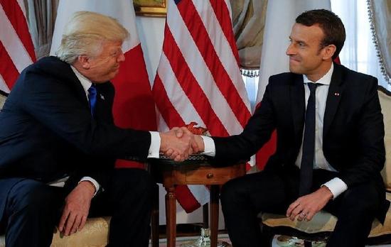 动口又动手 特朗普还能跟北约小伙伴好好玩耍