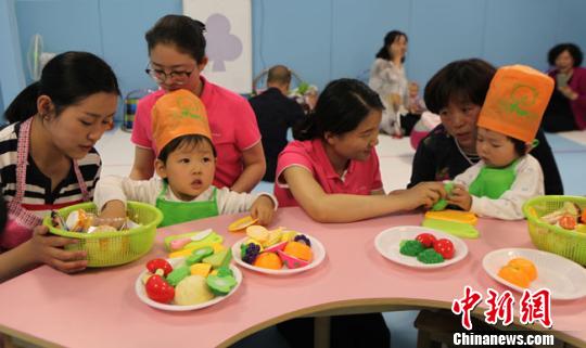 当日,还开展了主题为“为了每一个孩子——促进儿童早期发展均等化”健康体验活动、“希望花开——PKU家长联谊活动”、“感思母爱,健康同行”女性两癌筛查活动、出生缺陷综合防控义诊等“六一儿童节”大型公益宣传季系列活动。 田健 摄