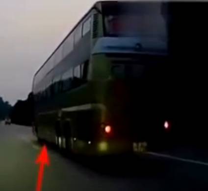 小车刚要超车却被大车强行别停 最后只剩感激