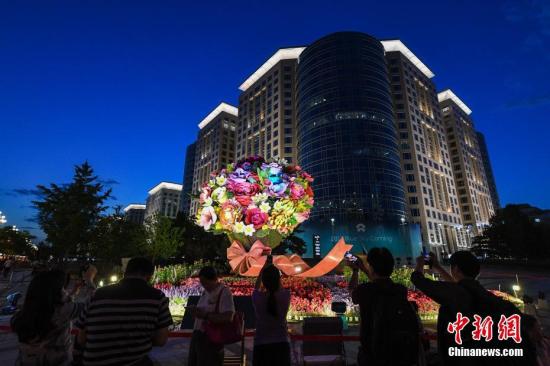 资料图 “一带一路”主题花坛点亮北京夜晚 <a target=\'_blank\' href=\'http://www.chinanews.com/\'>中新社</a>记者 崔楠 摄