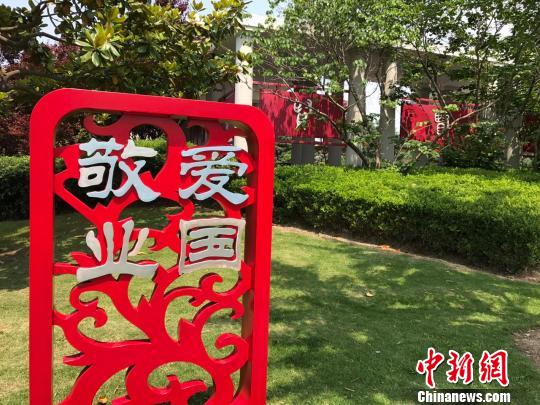 贤园内将社会主义核心价值观与园内景物有机融合。 王子涛 摄