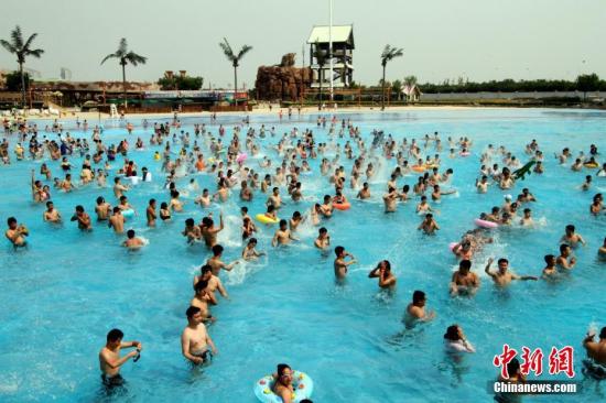 5月28日,端午假期首日,中国中东部地区出现大范围晴热天气。 中新社记者 张道正 摄