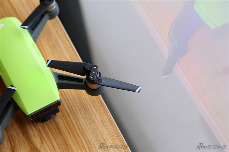 大疆晓Spark无人机上手:小得不可思议|无人机