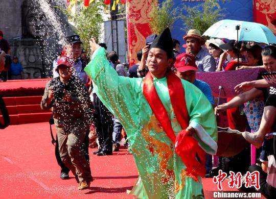 司祭人员撒福禄寿米。 杨志雄 摄