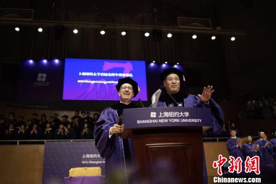 中国第一所中美合办研究型大学首届本科生毕业