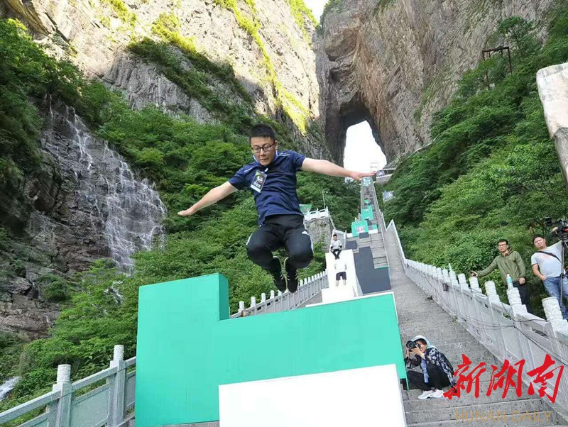 天门山世界跑酷大赛现大反转 夺冠热门意外摔