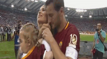 在妻子身后哭得像个孩子现场的罗马球迷,更是早已眼含热泪.