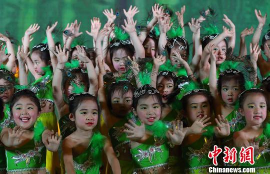 孩子们可爱登场。 泱波 摄