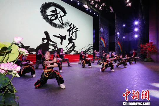 图为劳工子弟学校学生与驻澳部队官兵表演武术《军威童武》。 叶华敏 摄