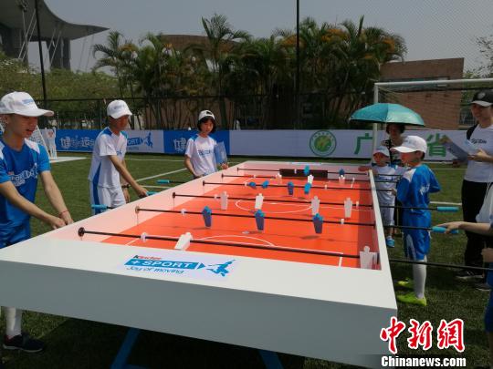 儿童足球嘉年华在广州举行 区楚良率二百名小