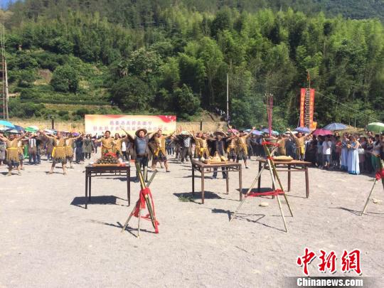 龙洋乡九龙口村村民敬天祭地 兰成龙 摄