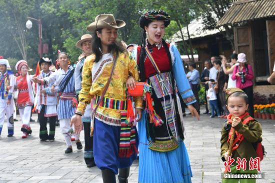 图为云南民族村内的普米族男女相约聚会。 <a target=\'_blank\' href=\'http://www.chinanews.com/\'>中新社</a>记者 任东 摄