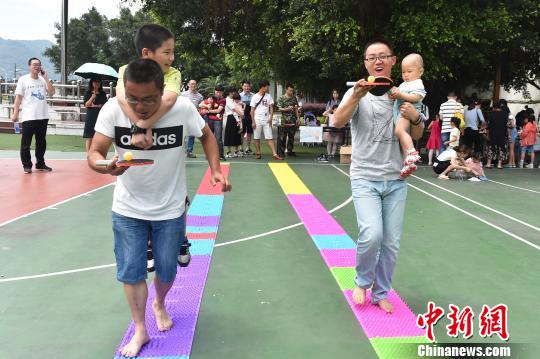 官兵与子女玩“步步为营”游戏。 沈灿煌 摄