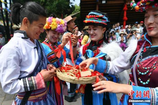 5月28日,云南普米族在昆明云南民族村内与其他少数民族和游客一起庆祝其传统情人节。<a target=\'_blank\' href=\'http://www.chinanews.com/\'>中新社</a>记者 任东 摄