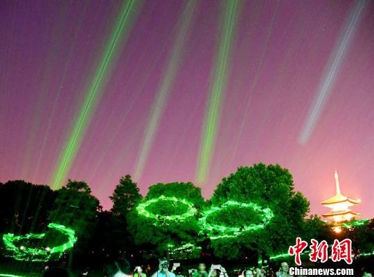 图为,武汉东湖萤火虫主题公园光影技术营造萤火虫氛围 李中 摄