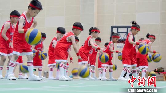 扬州萌娃篮球大赛 孩子们在运动中感受欢乐|篮