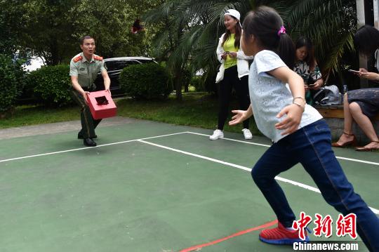 官兵与子女玩“千金一掷”游戏。 沈灿煌 摄