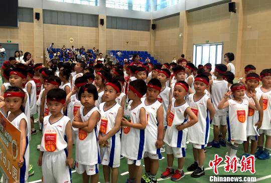 扬州萌娃篮球大赛 孩子们在运动中感受欢乐|篮