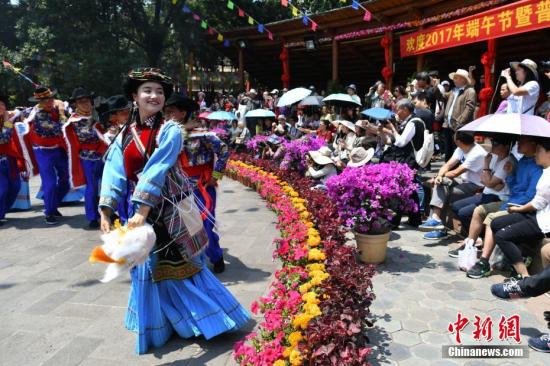 图为云南民族村内的普米族男女相约聚会。 <a target=\'_blank\' href=\'http://www.chinanews.com/\'>中新社</a>记者 任东 摄