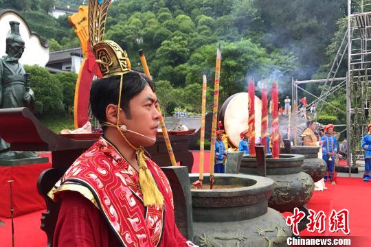 现场以三献礼古礼祭拜屈原。 董晓斌 摄