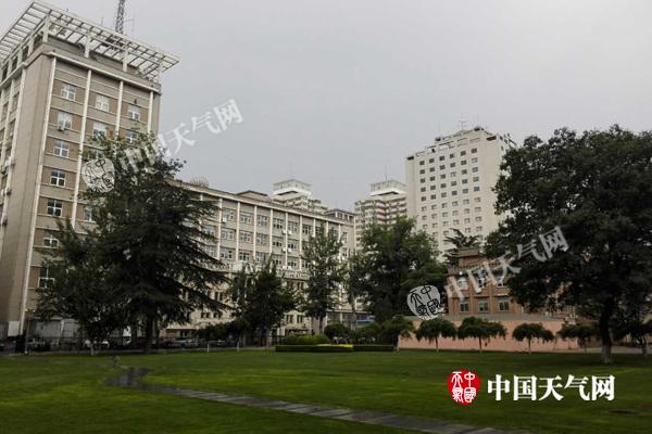 今晨，北京有雨水飘落，天气较凉。