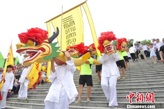 龙头下水是祭江环节之一。 王康明 摄