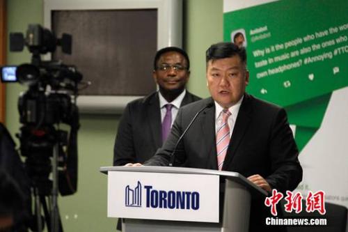 香港潮州商会会长胡剑江表示,中国政府提出“一带一路”倡议,为投资者及各领域企业家创造新的巨大机遇。他希望加拿大及多伦多商界抓住良好契机,通过香港这一连接中国内地及亚太地区的“超级联系人”,参与“一带一路”建设,共享商机。余瑞冬 摄