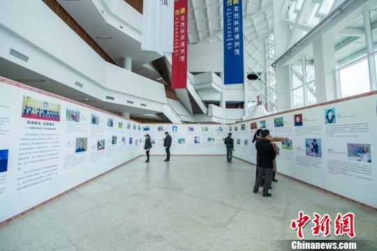 图为5月30日,拉萨市民参观“走在建设世界科技强国征程上的中国科学家主题展”。 何蓬磊 摄